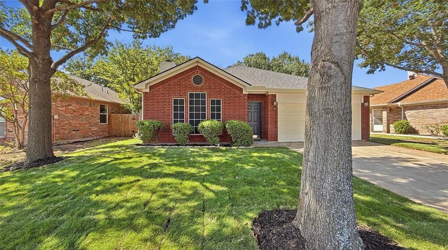 Property photo for 10517 Fossil Hill Drive, Fort Worth, TX