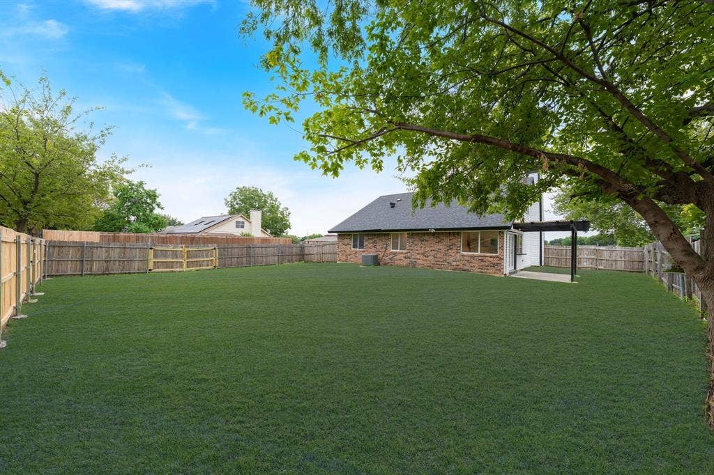 506 E Springdale Lane, Grand Prairie, TX 75052