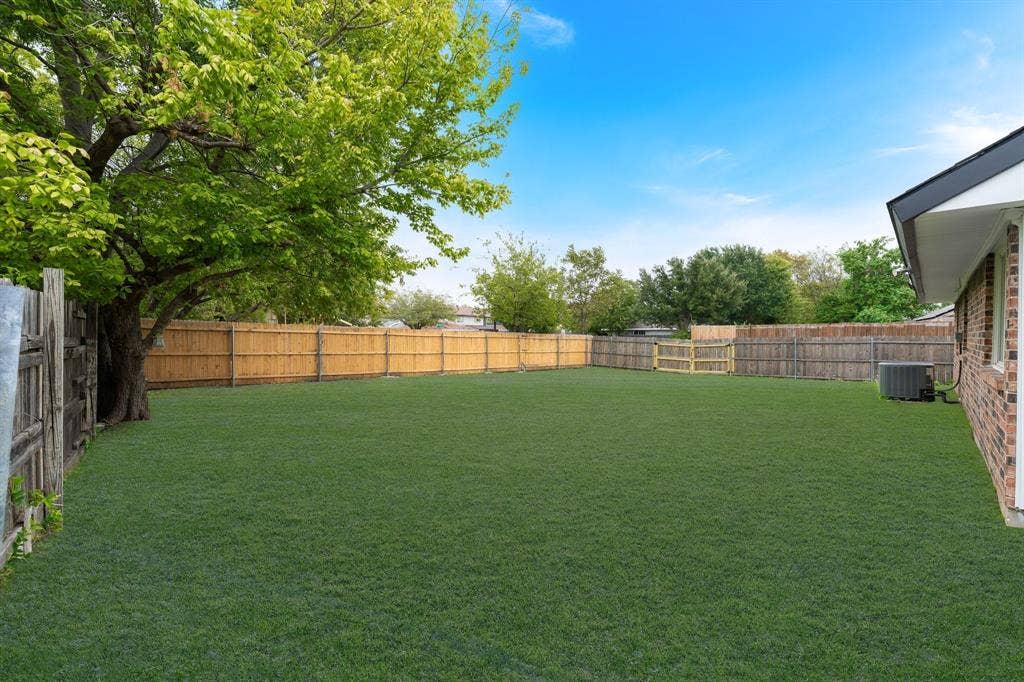 506 E Springdale Lane, Grand Prairie, TX 75052