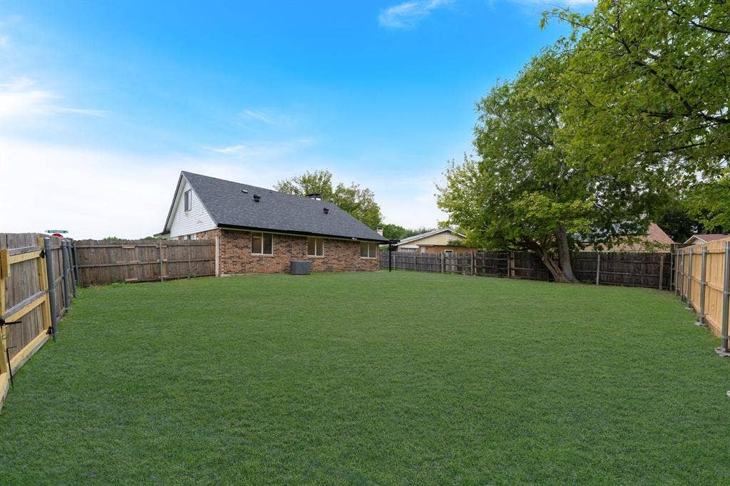 506 E Springdale Lane, Grand Prairie, TX 75052