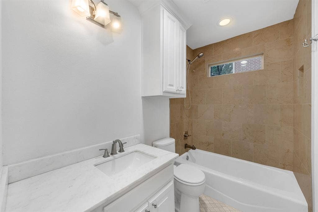 4140 Emerson Avenue, #1, University Park, TX 75205 first floor full bath