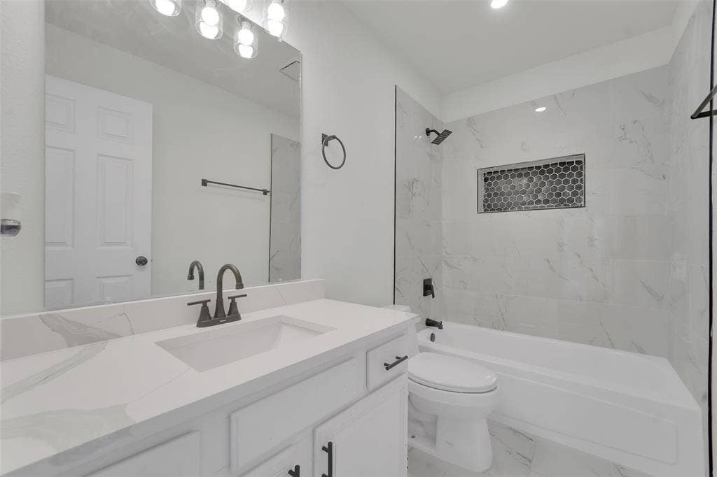 8316 Autumncrest Court, Dallas, TX 75249 Hall Bathroom