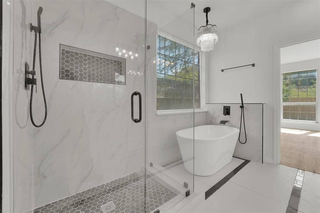8316 Autumncrest Court, Dallas, TX 75249 Master bathroom with en-suite bathtub