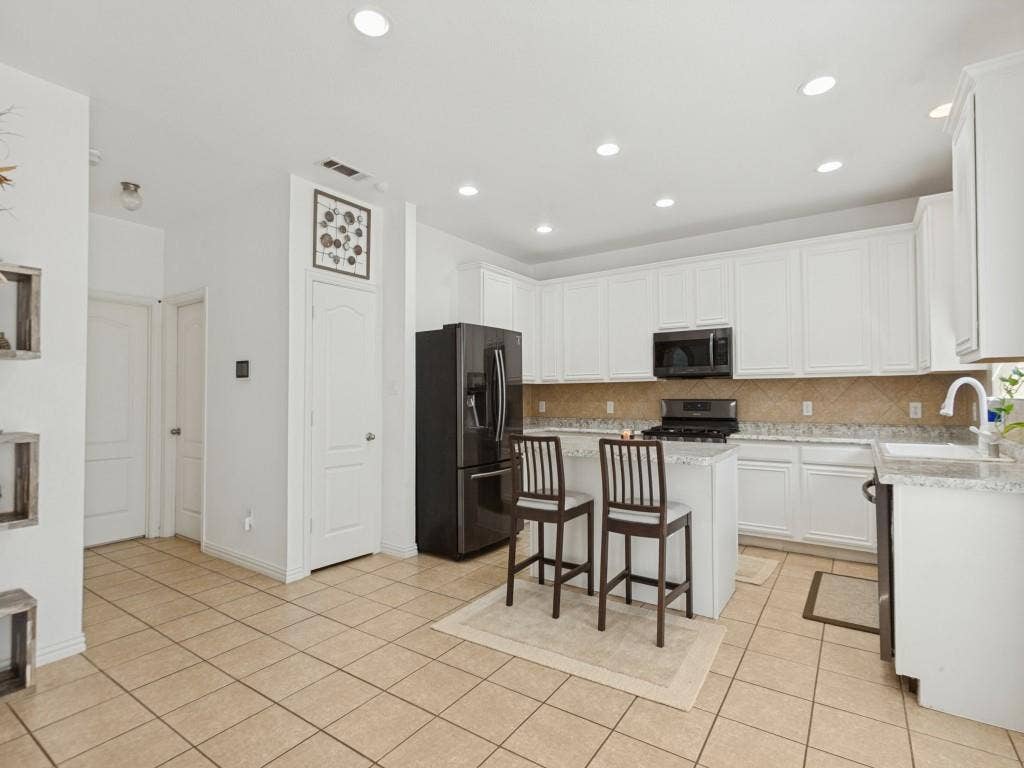 810 Grove Drive, Garland, TX 75040 810 Grove Drive, Garland, TX 75040