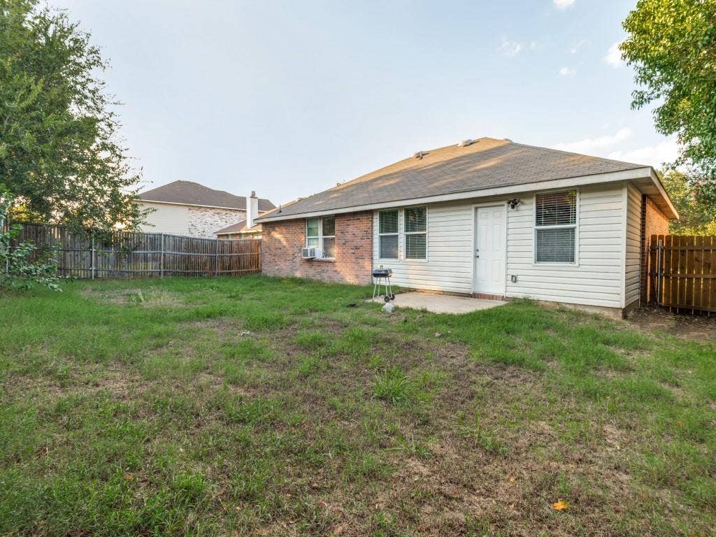 2043 Cap Rock Lane, Grand Prairie, TX 75052 2043 Cap Rock Lane, Grand Prairie, TX 75052
