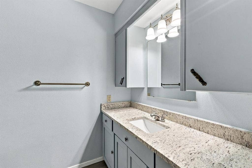 1110 Tipton Road, Irving, TX 75060 Located between the two secondary bedrooms