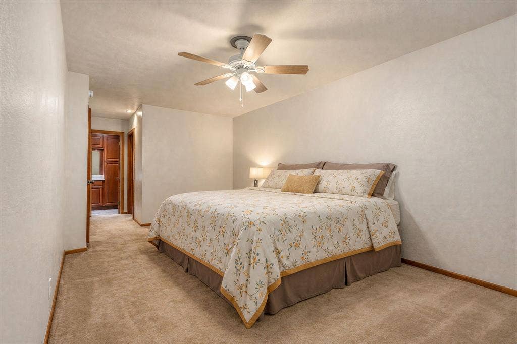 920 Avenue C, Lacy Lakeview, TX 76705 Neutral-toned room featuring neutral wall-to-wall carpeting and a five-blade ceiling fan with integrated light fixture