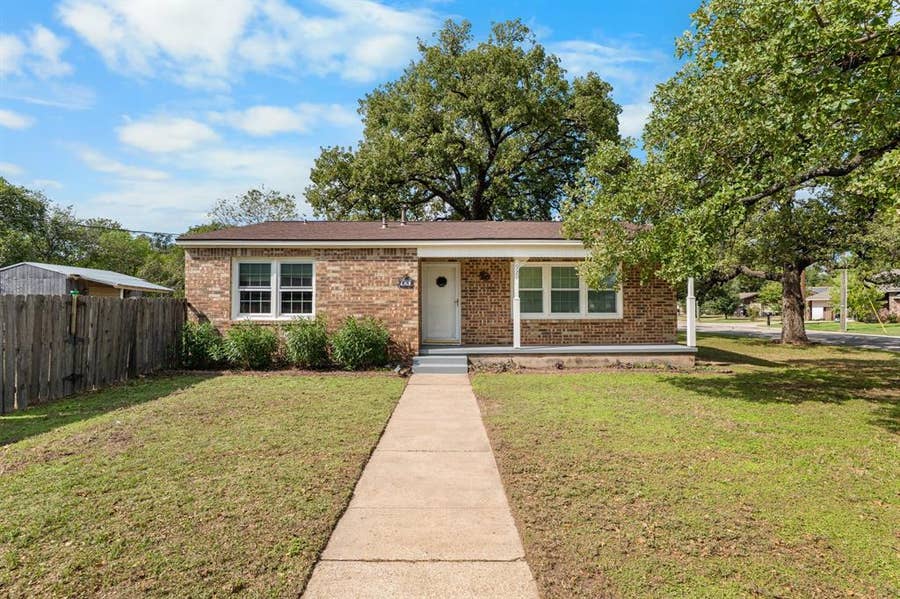 Property photo for 920 Avenue C, Lacy Lakeview, TX