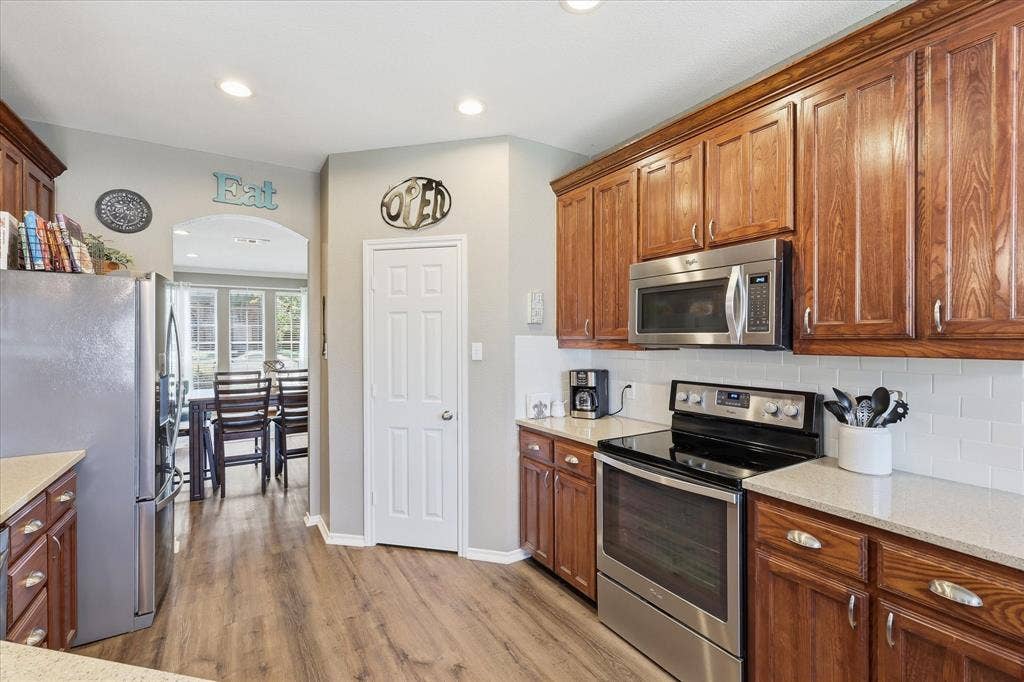 Ample counter and cabinet space