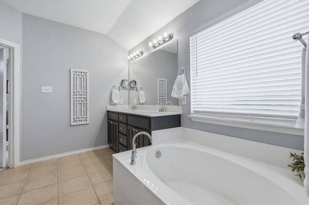 Soaking tub