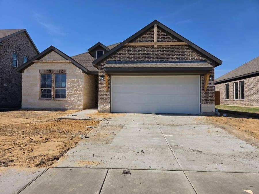 Property photo for 808 Silverleaf Drive, Ennis, TX
