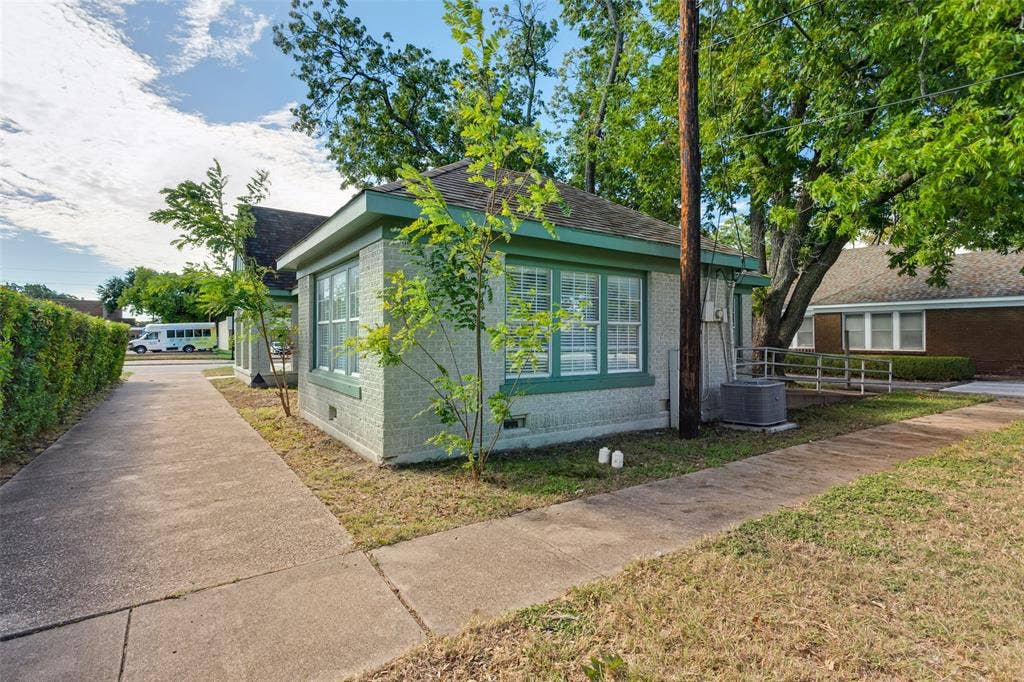 1221 Main Street, Garland, TX 75040 1221 Main Street, Garland, TX 75040