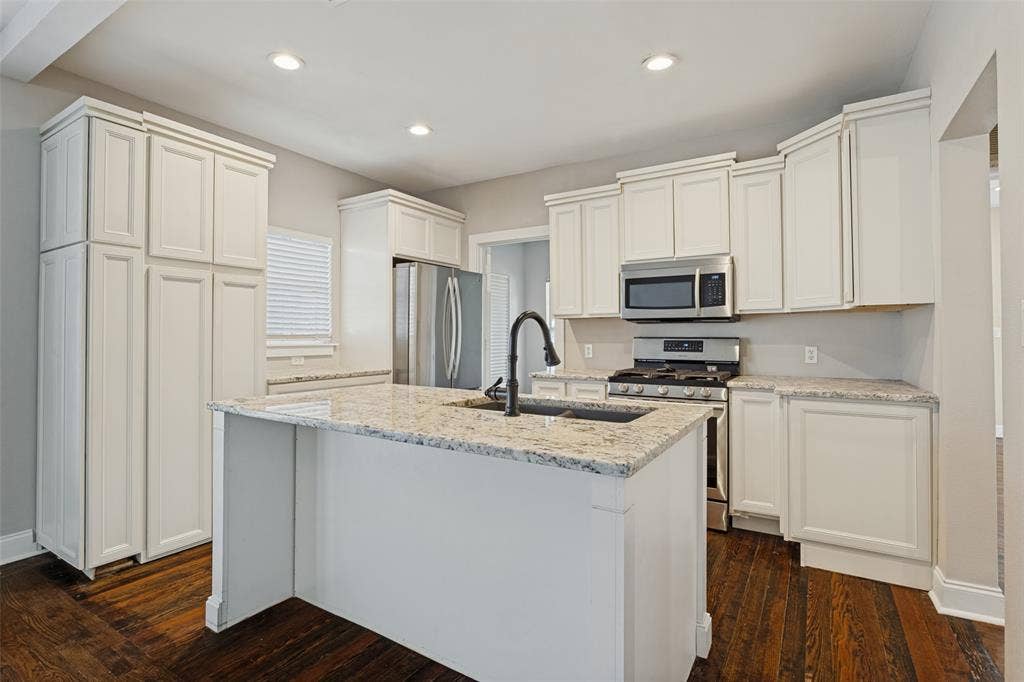 1221 Main Street, Garland, TX 75040 1221 Main Street, Garland, TX 75040
