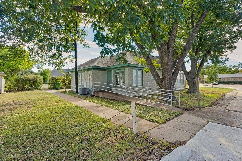 1221 Main Street, Garland, TX 75040 1221 Main Street, Garland, TX 75040
