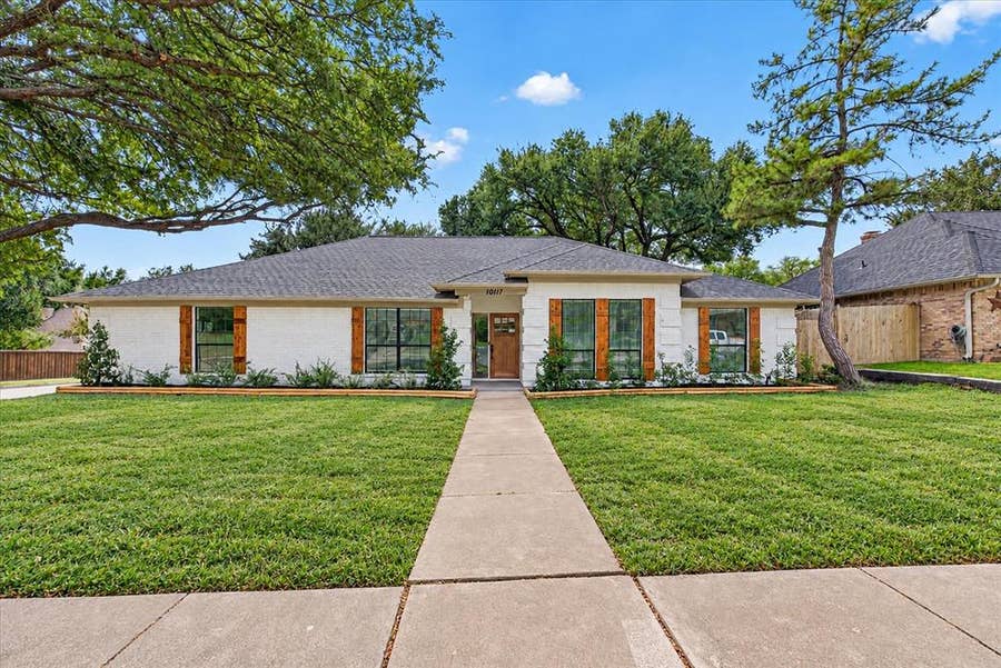 Property photo for 10117 Stoneleigh Drive, Benbrook, TX