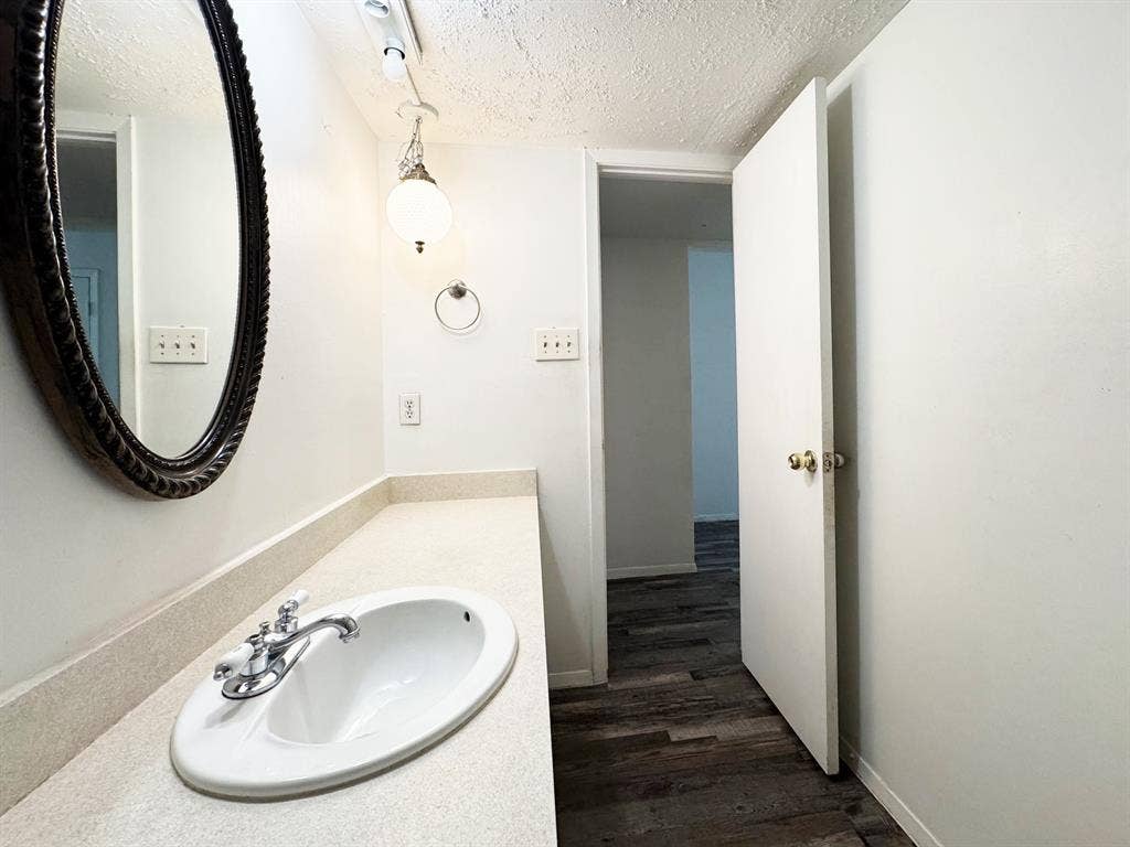 2333 Chandelle Drive, Irving, TX 75060 Hall bathroom looking into hallway