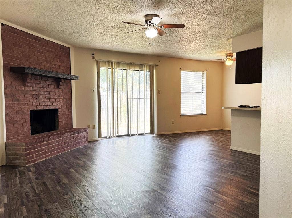 2333 Chandelle Drive, Irving, TX 75060 Living Room