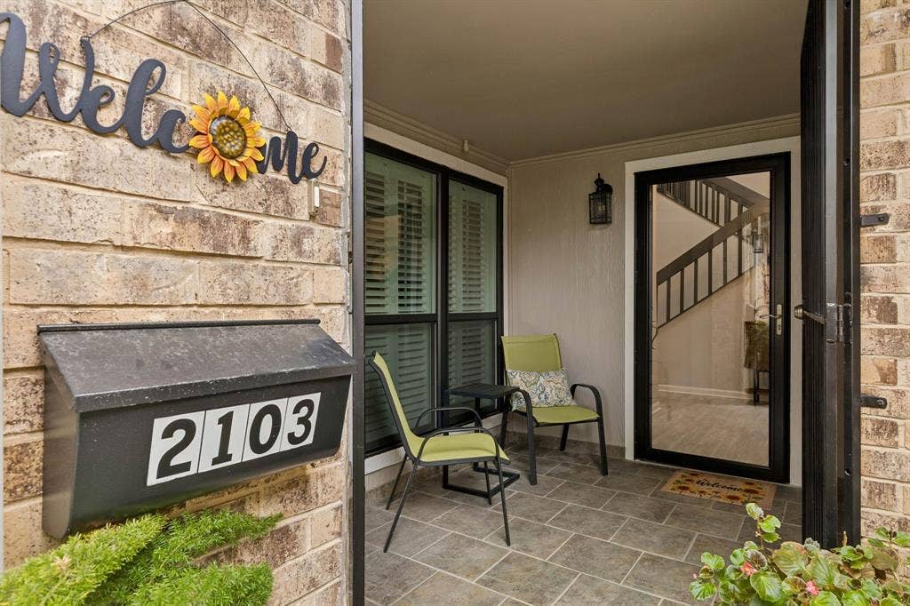 2103 Country Villa Drive, Carrollton, TX 75006 Front Patio