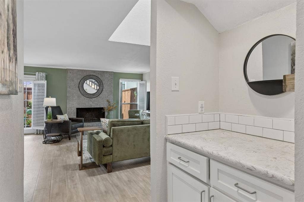 2103 Country Villa Drive, Carrollton, TX 75006 Built-in coffee bar, dry bar or drop zone