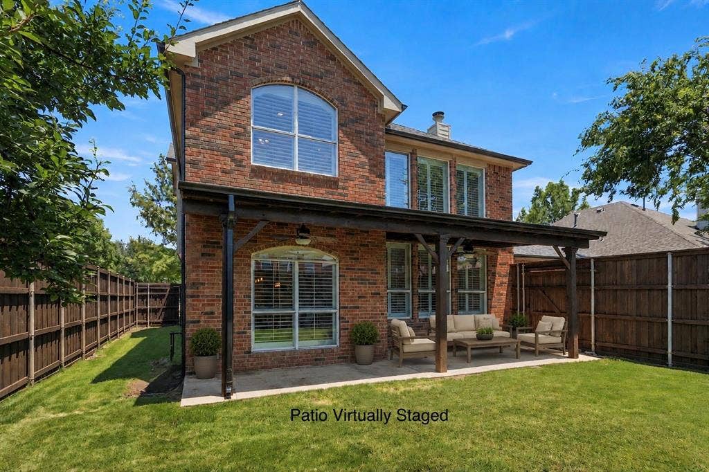 Recently replace privacy fence, oversized covered patio