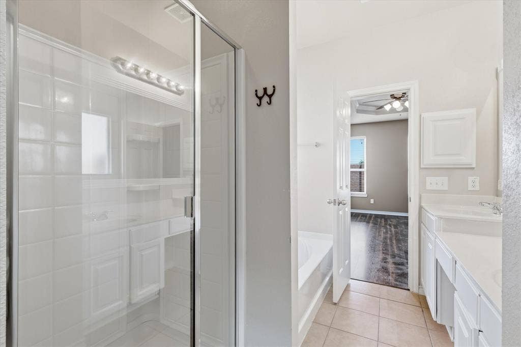 Make-up area between sinks