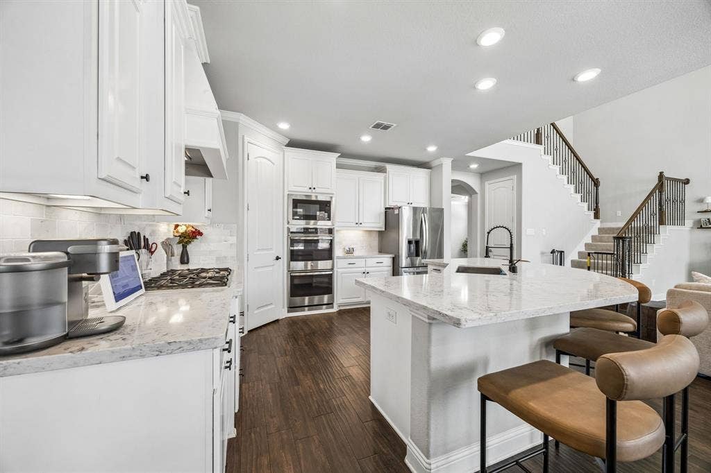 2816 Driftwood Creek Trail, Celina, TX 75078 Bright kitchen with stainless appliances and gas cooktop.