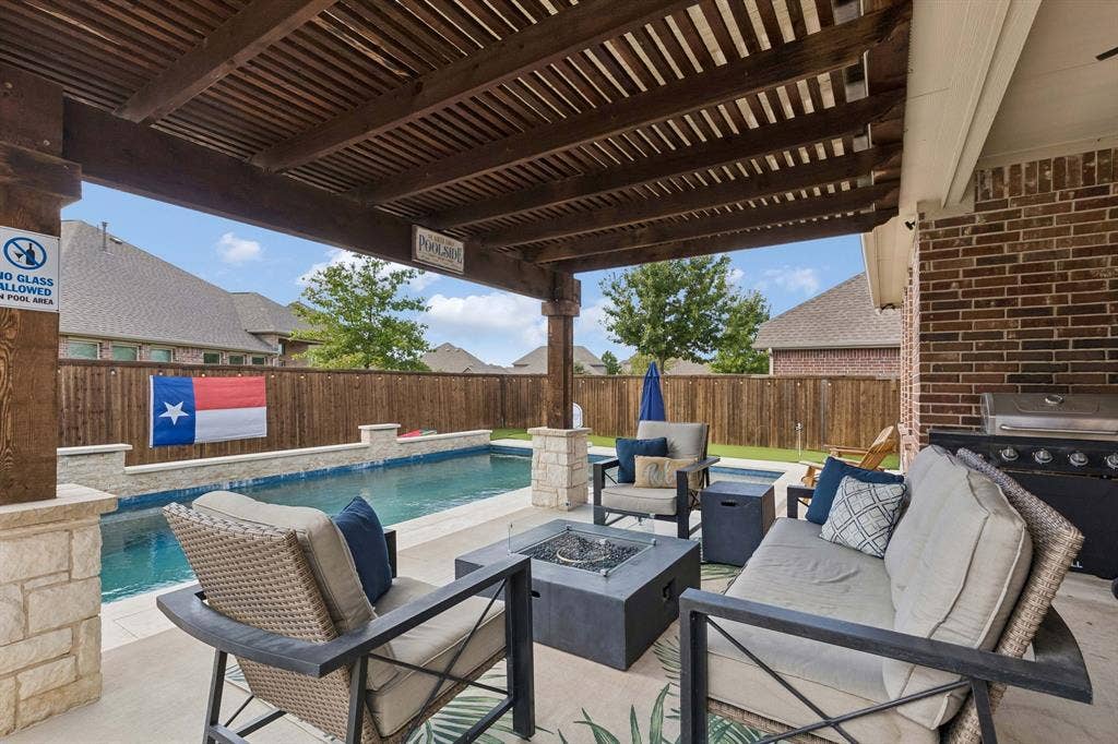 2816 Driftwood Creek Trail, Celina, TX 75078 Covered outdoor sitting