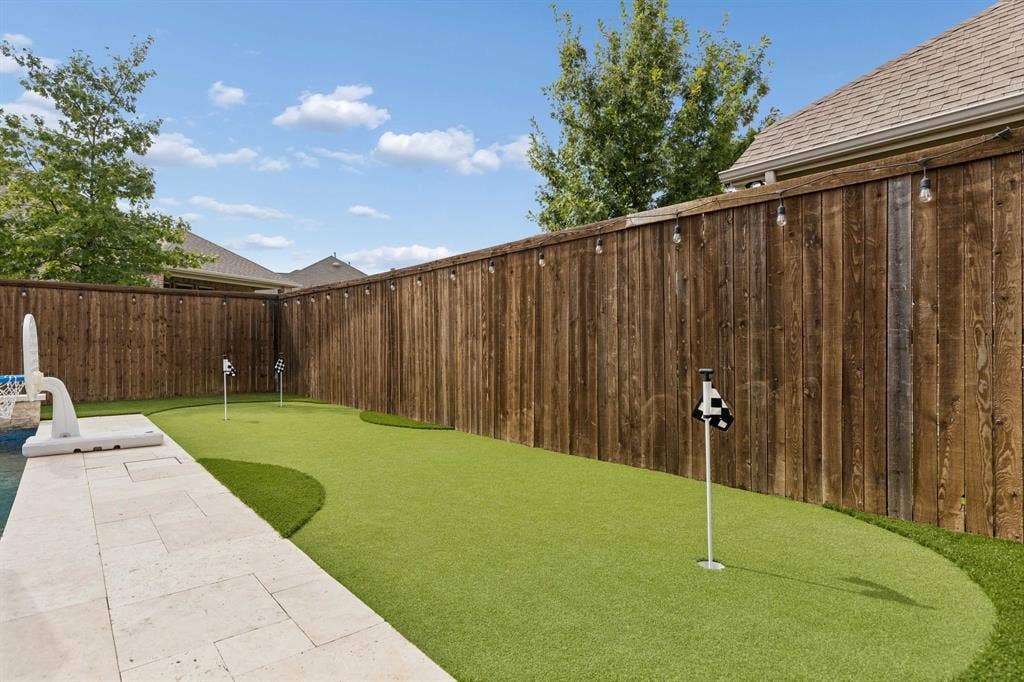 2816 Driftwood Creek Trail, Celina, TX 75078 3 hole putting green with turf.