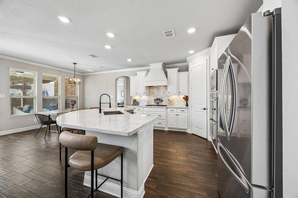 2816 Driftwood Creek Trail, Celina, TX 75078 Bright kitchen with stainless appliances and gas cooktop.