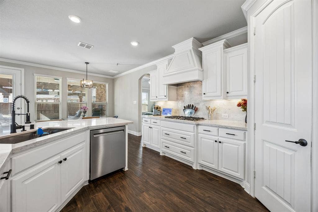 2816 Driftwood Creek Trail, Celina, TX 75078 Bright kitchen with stainless appliances and gas cooktop.
