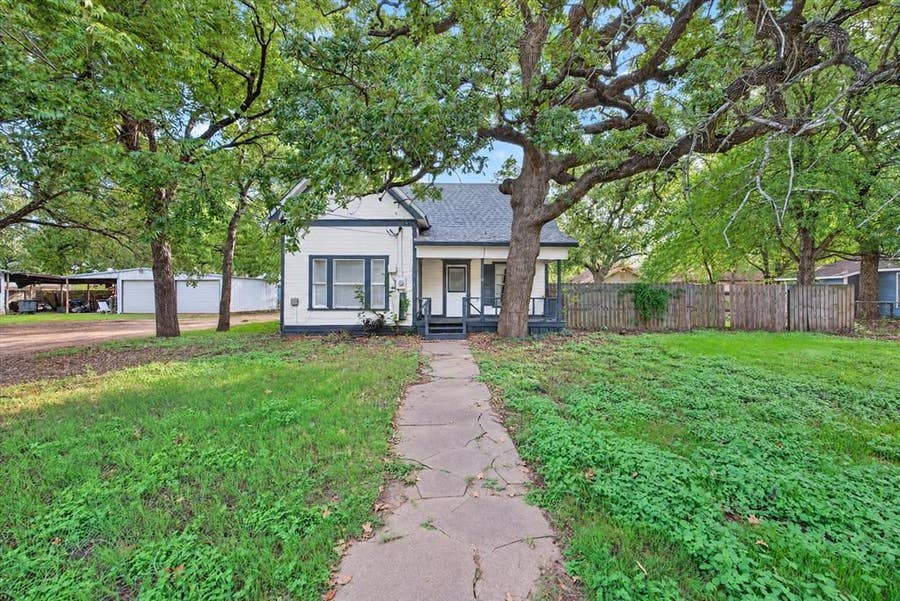 Property photo for 707 S Robinson Street, Cleburne, TX