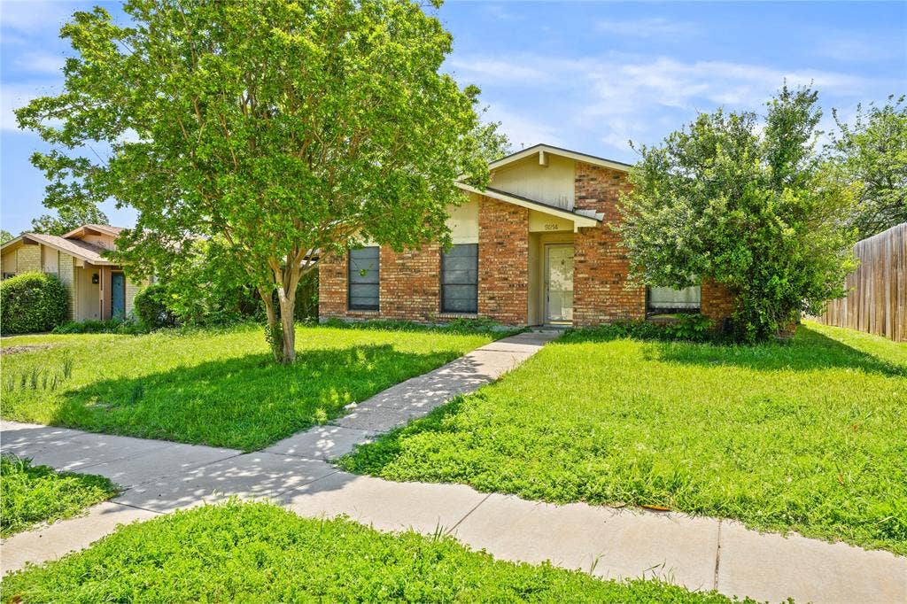 9214 Vagas Drive, Rowlett, TX 75088 View of front of property with a front yard