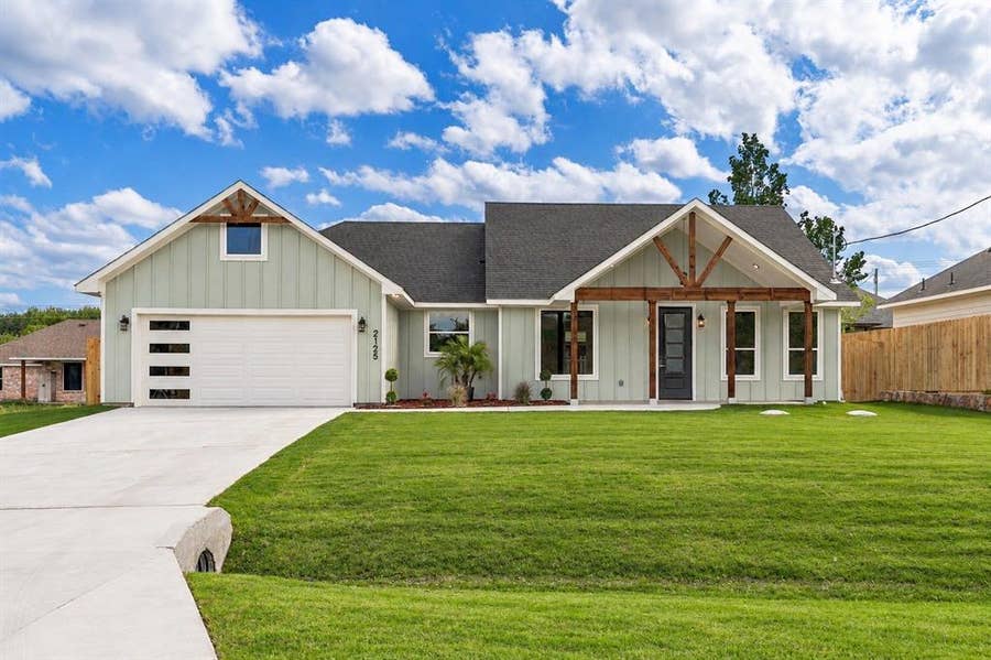 Property photo for 2125 Steepleridge Circle, Granbury, TX