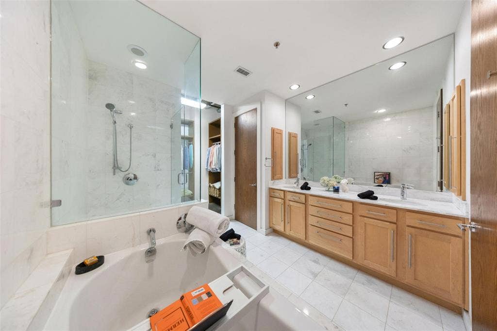 Primary en suite Bath