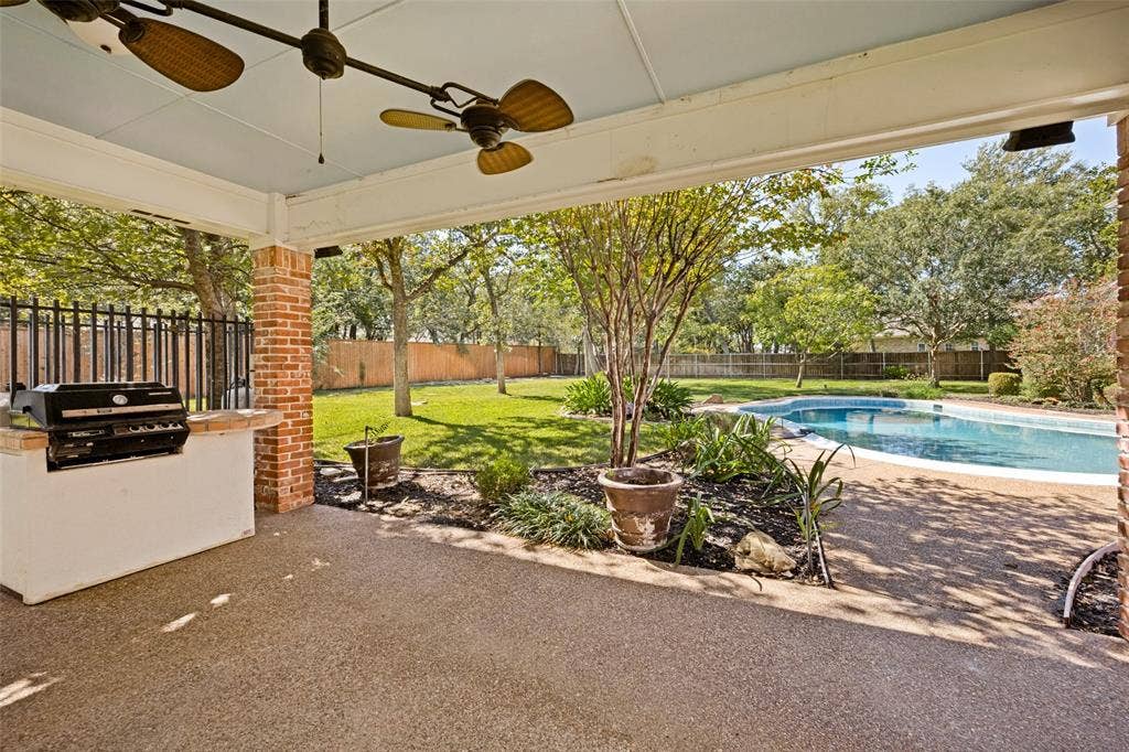 Outdoor kitchen and dirning area