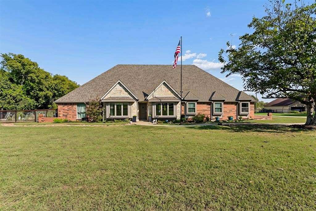 Welcome to 14 Prado Verde Dr in Lucas.