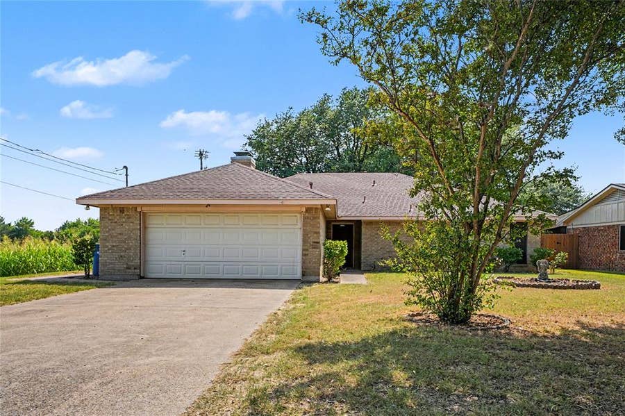 Property photo for 407 Lumpkin Drive, Ennis, TX