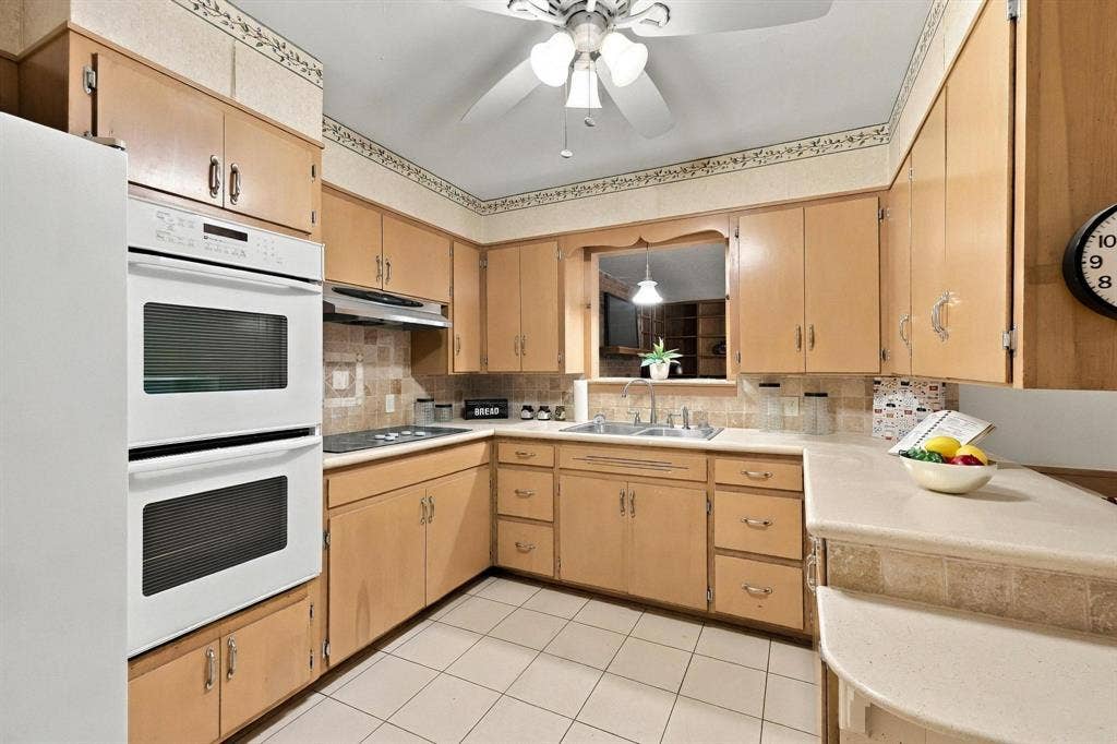 Double oven with plenty of storage and counter space