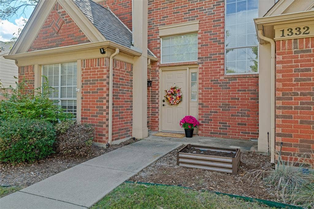 1332 Old Barn Lane, Lewisville, TX 75067