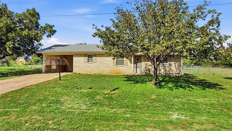 Property photo for 905 W Standifer Street, Hamilton, TX