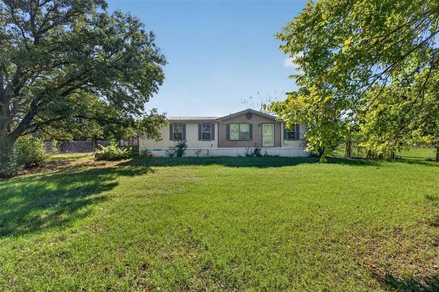 Property photo for 700 Kim Court, Cleburne, TX