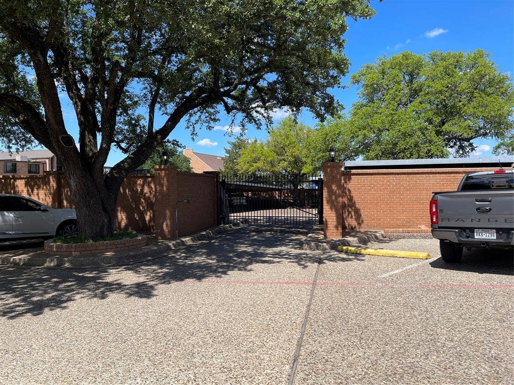 4924 Cobbs Drive, #1H, Waco, TX 76710 gated parking