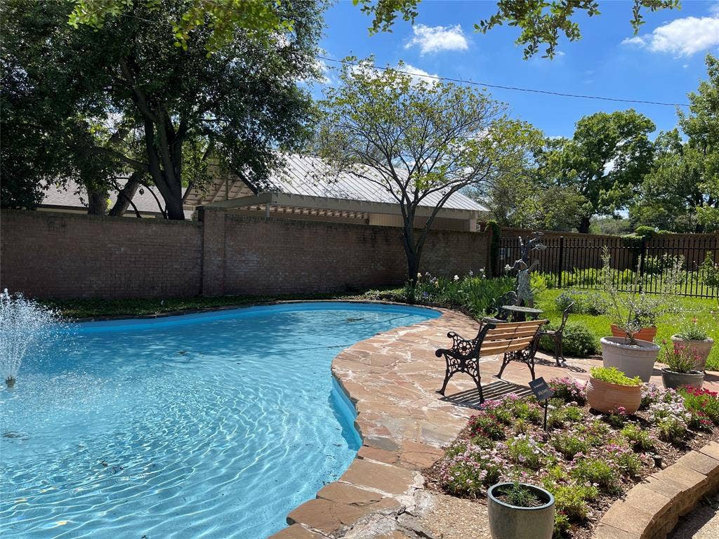4924 Cobbs Drive, #1H, Waco, TX 76710 Reflection Pond water feature