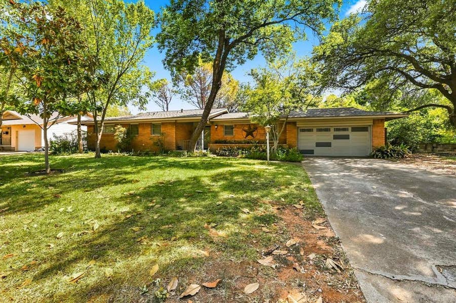 Property photo for 204 University Drive, Arlington, TX