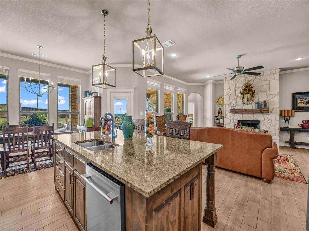 2125 Vanderbilt Drive, Weatherford, TX 76088