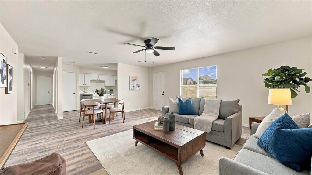 901 W Apache Trail, Granbury, TX 76048
