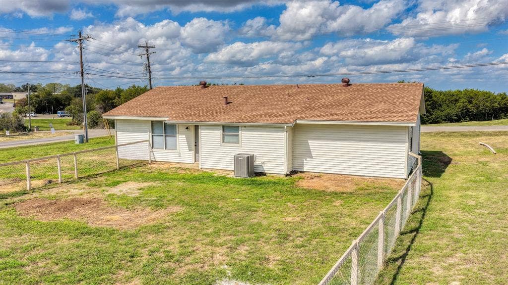 901 W Apache Trail, Granbury, TX 76048