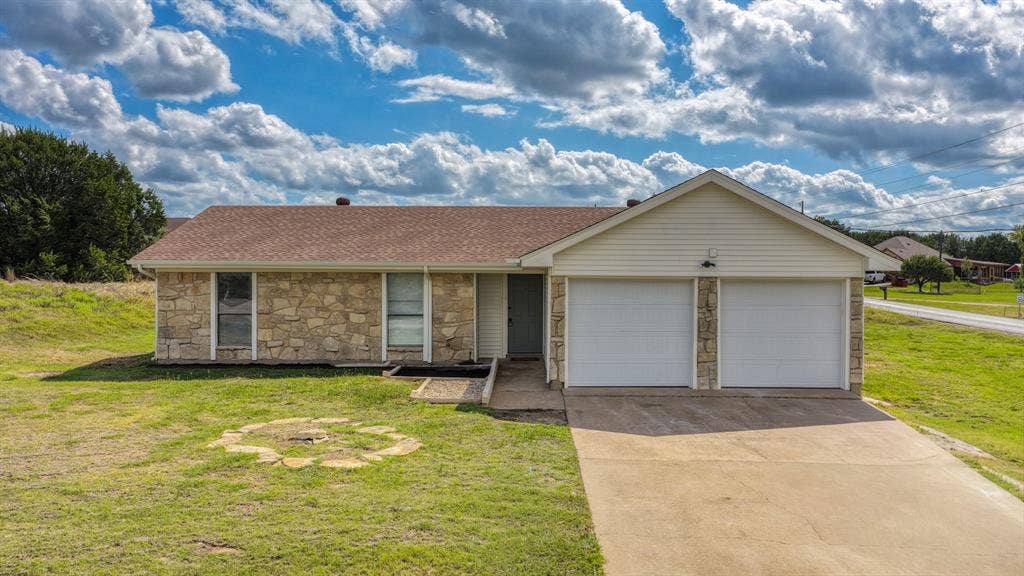 901 W Apache Trail, Granbury, TX 76048