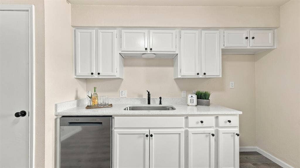 901 W Apache Trail, Granbury, TX 76048