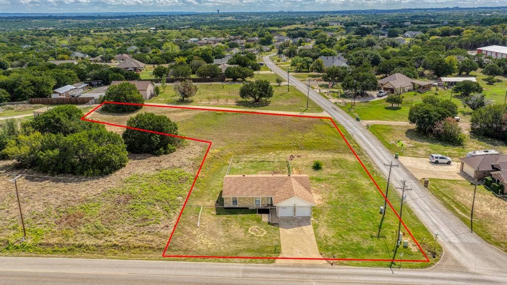 901 W Apache Trail, Granbury, TX 76048